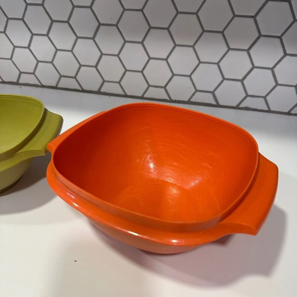 Set of two vintage Tupperware Bowls